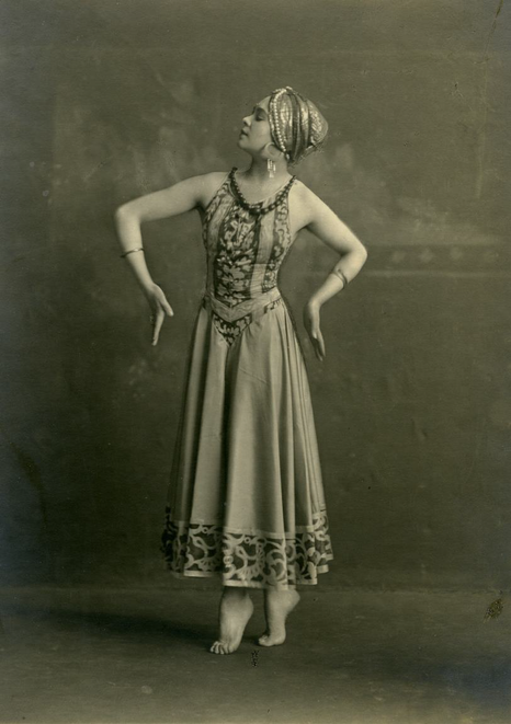 Carina Ari 1920 som indisk tempeldansare
