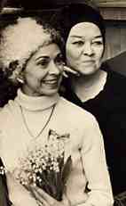 Winnaar van de medaille in 1969 Dame Margot Fonteyn, rechts Carina Ari